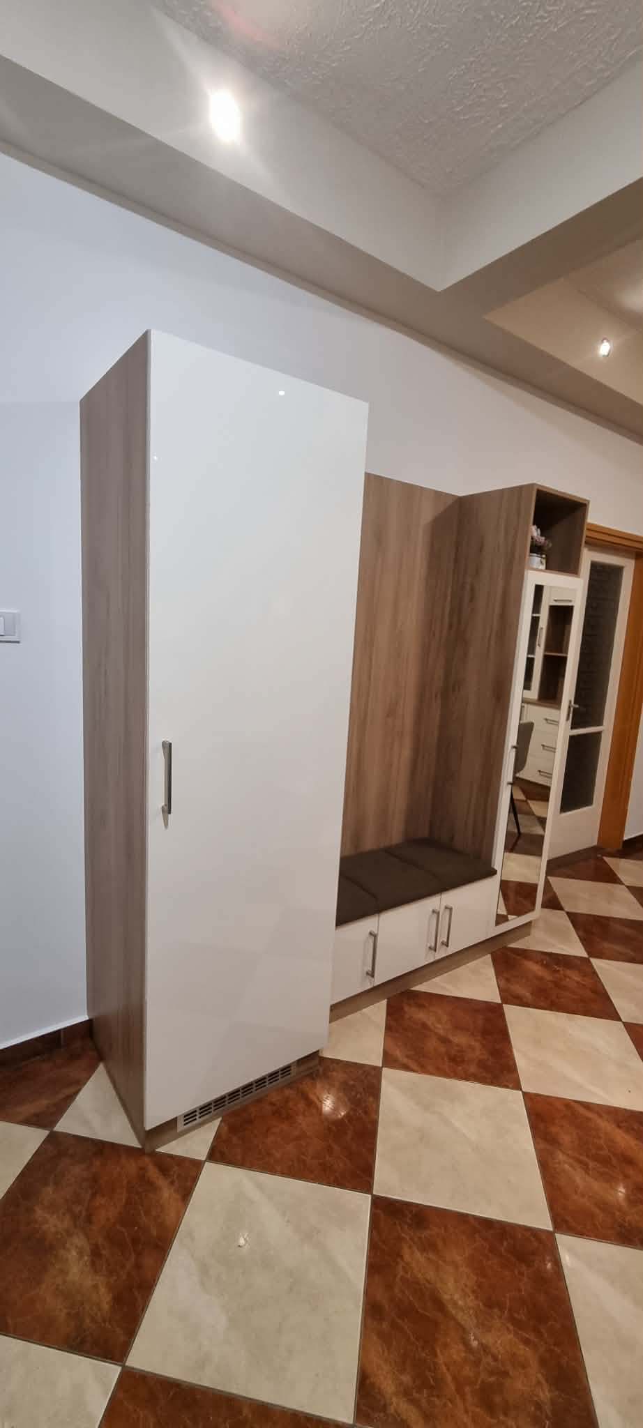 Tölgyfa és fehér előszobabútor tükörrel, tükrös ajtós szekrénnyel és kárpitozott üléses paddal