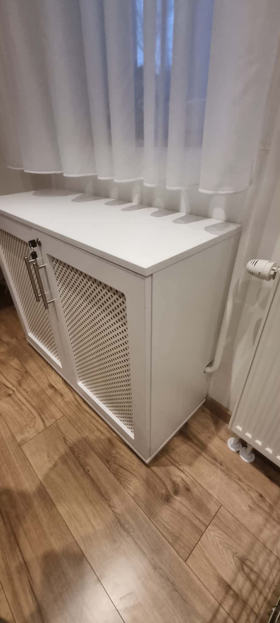 Fehér rácsos ajtós radiátortakaró szekrény zárható ajtóval